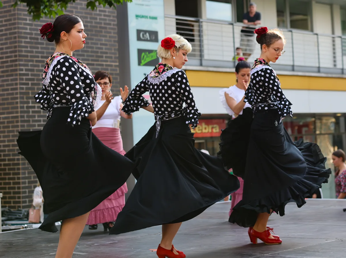 Die Flamenco-Tänzerinnen der Tanzschule Movity begeistern mit ihrem leidenschaftlichen Auftritt. Am 3. Juni startete das Projekt «S' Zentrum zum Sii» in Uster. Es soll die Autostadt für zwei Wochen in eine vibrierende Fussgängerzone verwandeln.